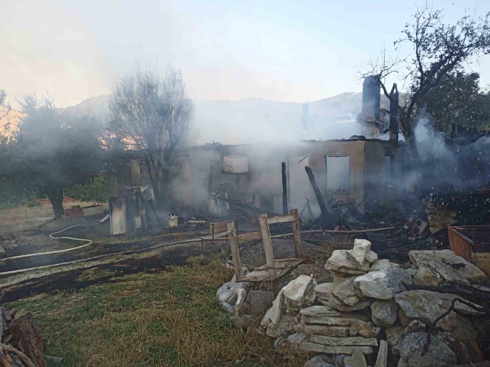 Tek katlı ev yangın sonrası harabeye döndü