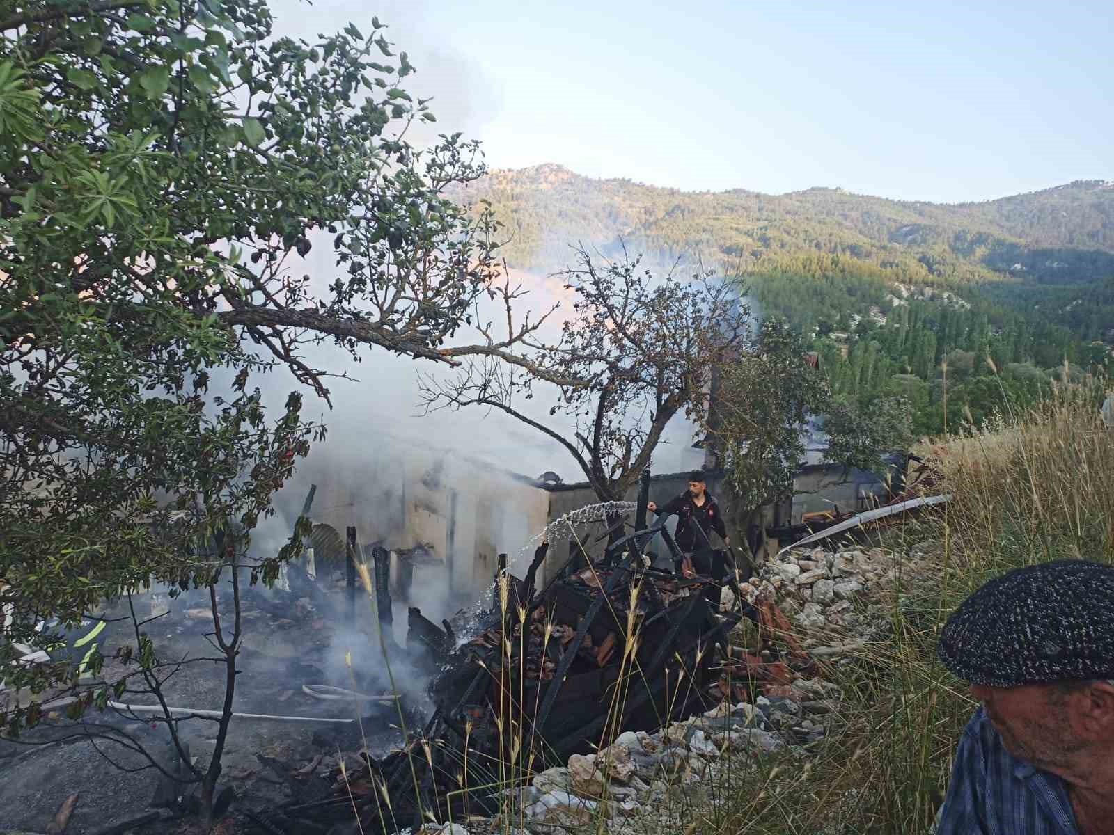 Tek katlı ev yangın sonrası harabeye döndü