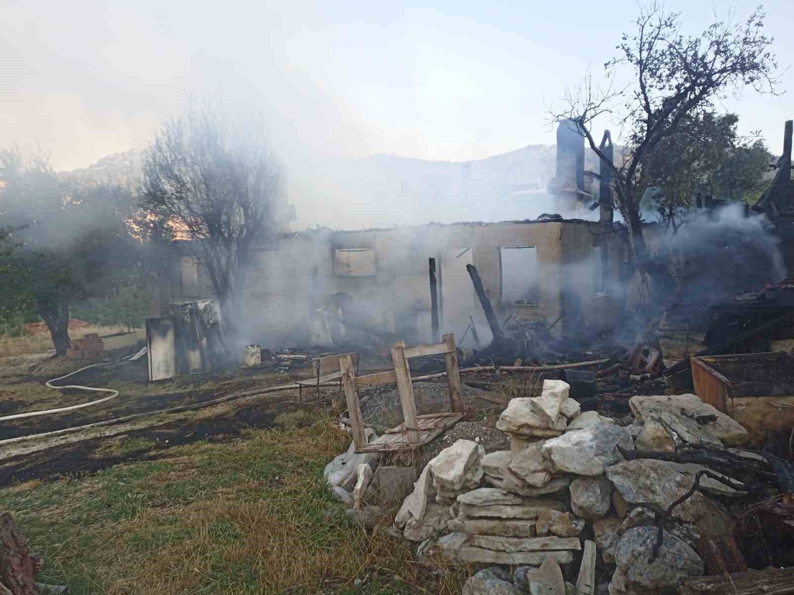 Tek katlı ev yangın sonrası harabeye döndü