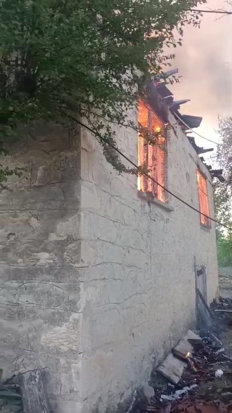 Tek katlı ev yangın sonrası harabeye döndü