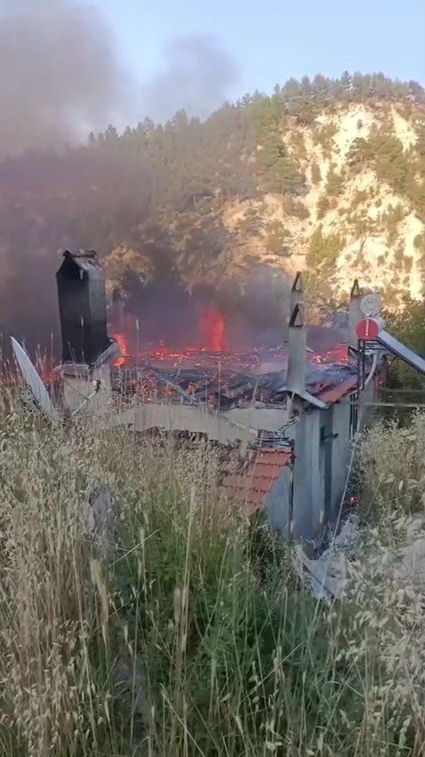 Tek katlı ev yangın sonrası harabeye döndü