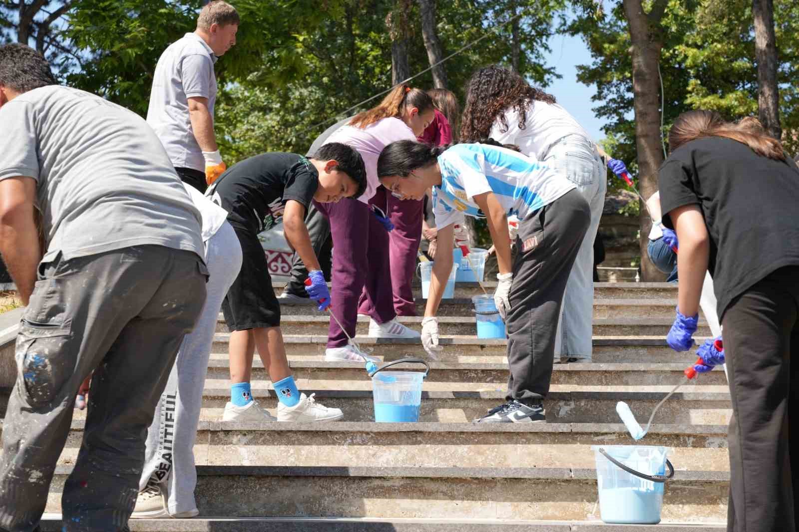 Minik ellerden Babasultan Parkı’na renkli dokunuş