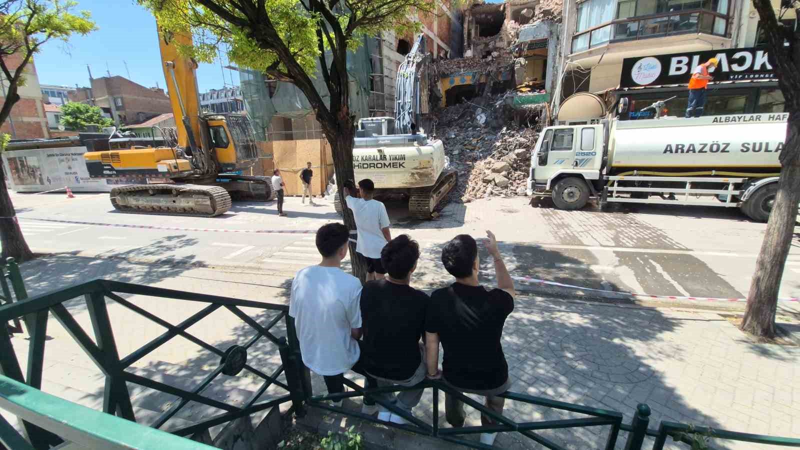 Yıkım çalışmalarını keyifle izleyen gençler
