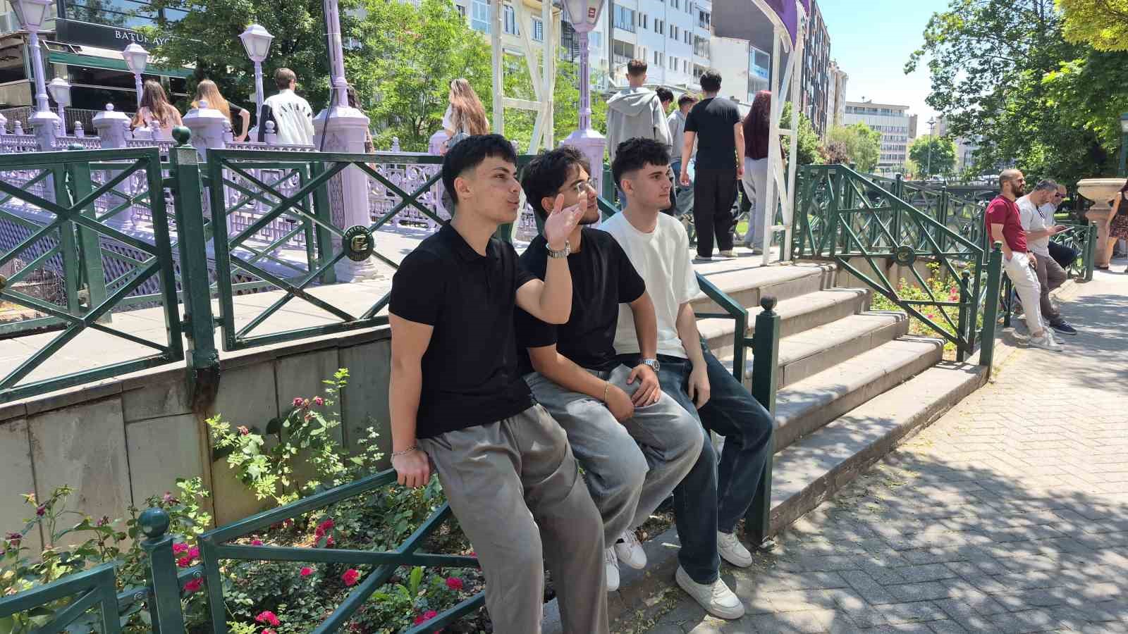 Yıkım çalışmalarını keyifle izleyen gençler