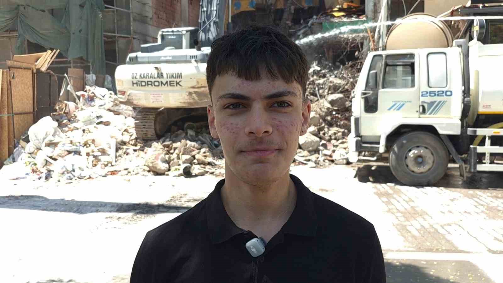 Yıkım çalışmalarını keyifle izleyen gençler