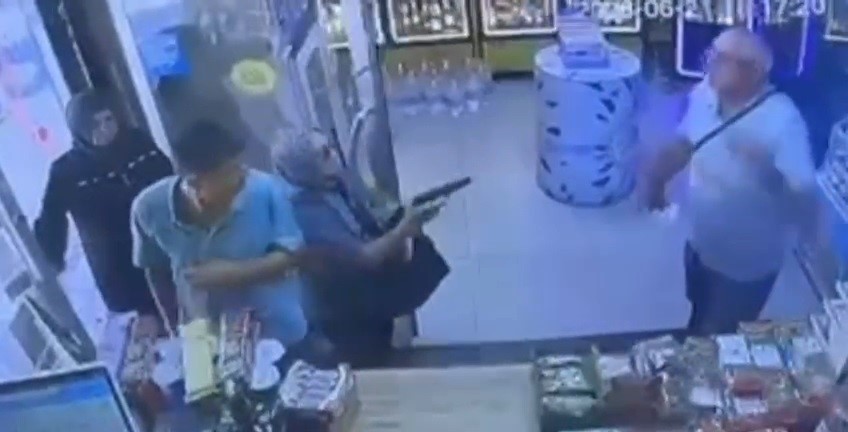 Boşanma aşamasındaki eşinin vurmak istediği adam silah tutukluk yapınca kurtuldu