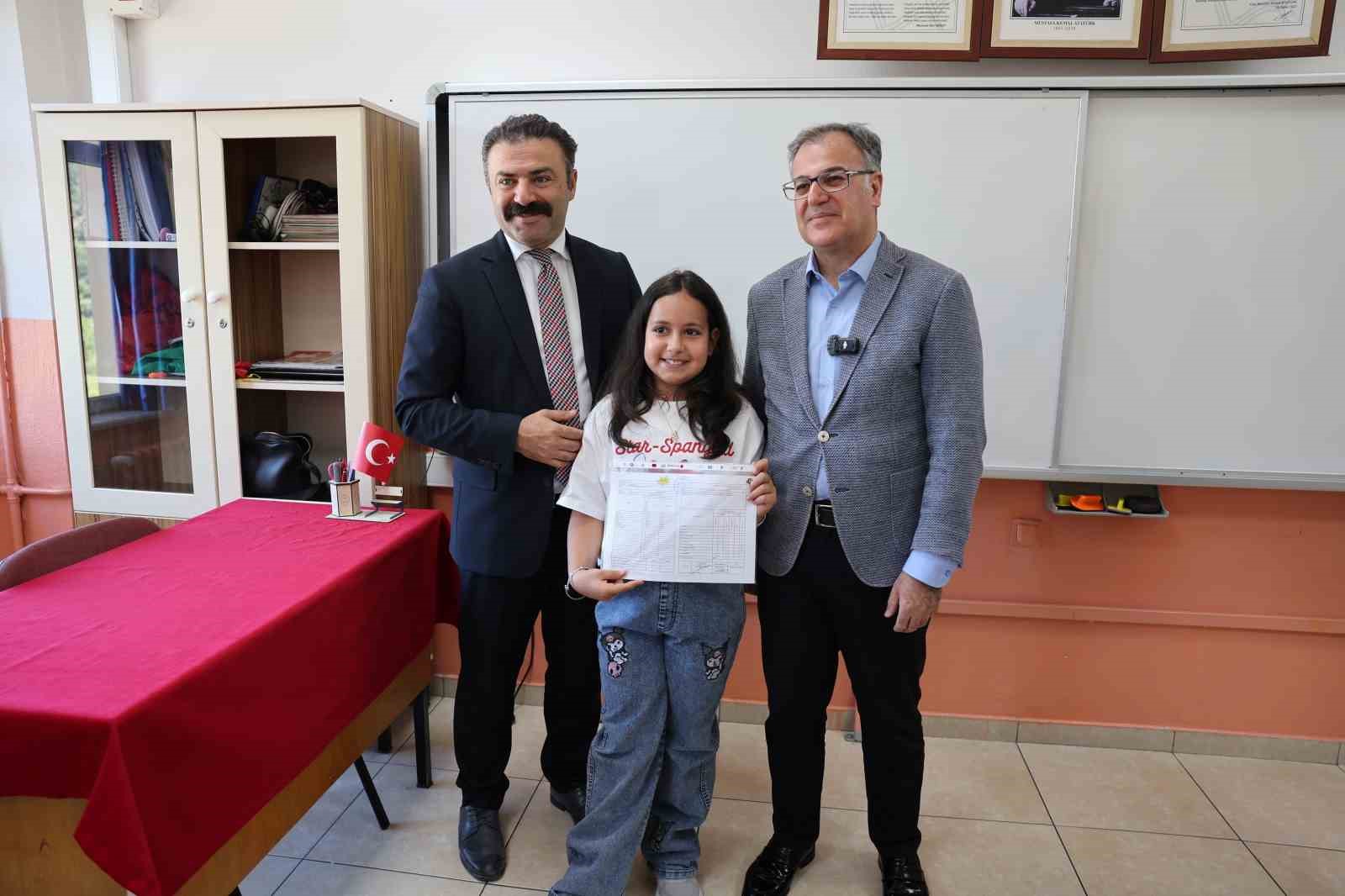 Başkan Özdoğan, Hacılar’da karne coşkusuna ortak oldu