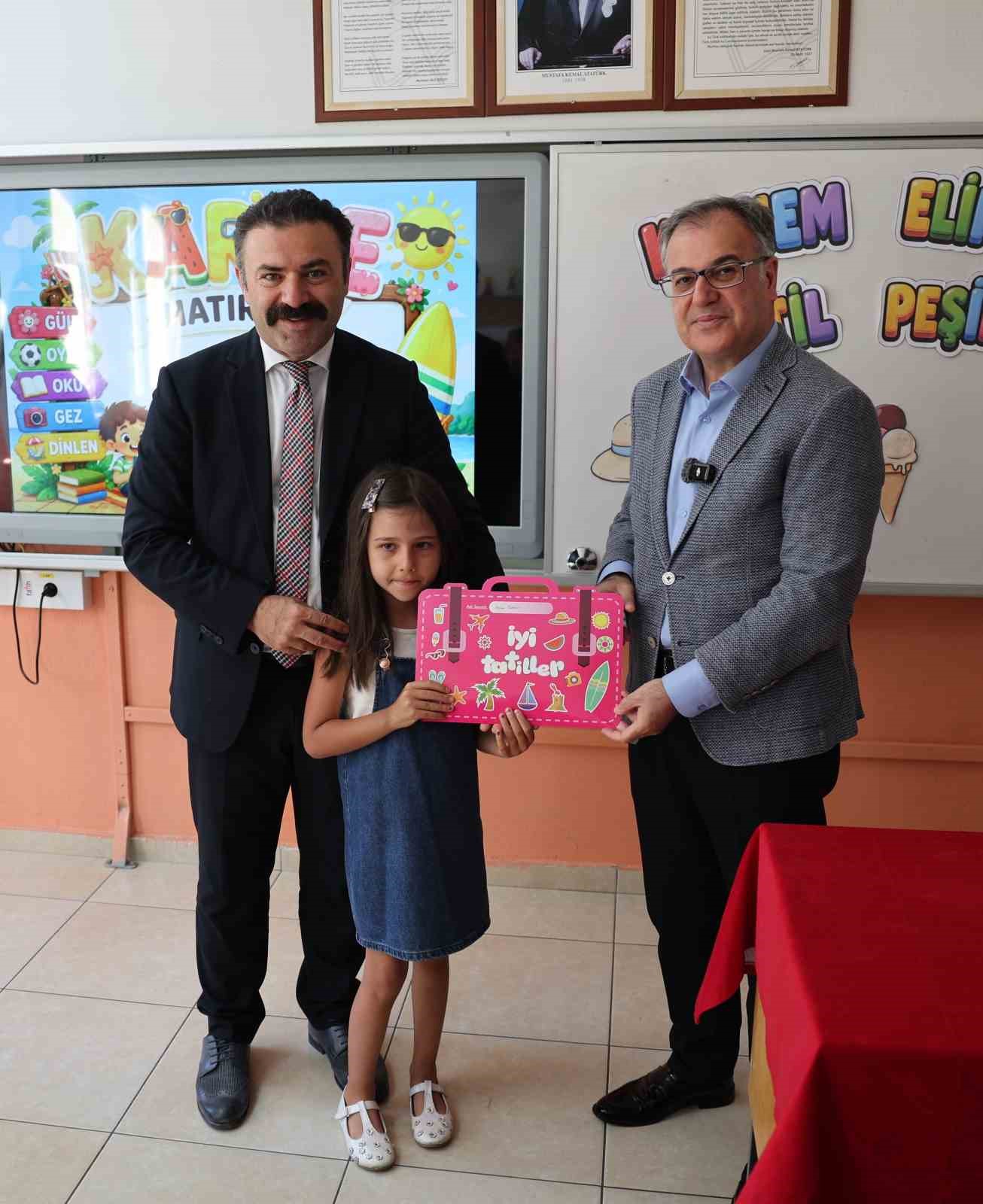Başkan Özdoğan, Hacılar’da karne coşkusuna ortak oldu