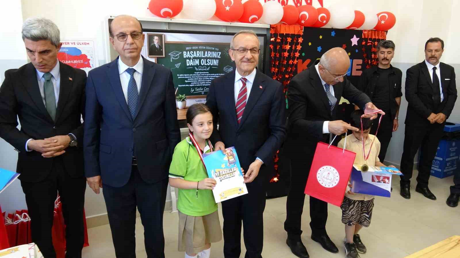 Malatya’da 147 bin 22 öğrenci karne heyecanı yaşadı
