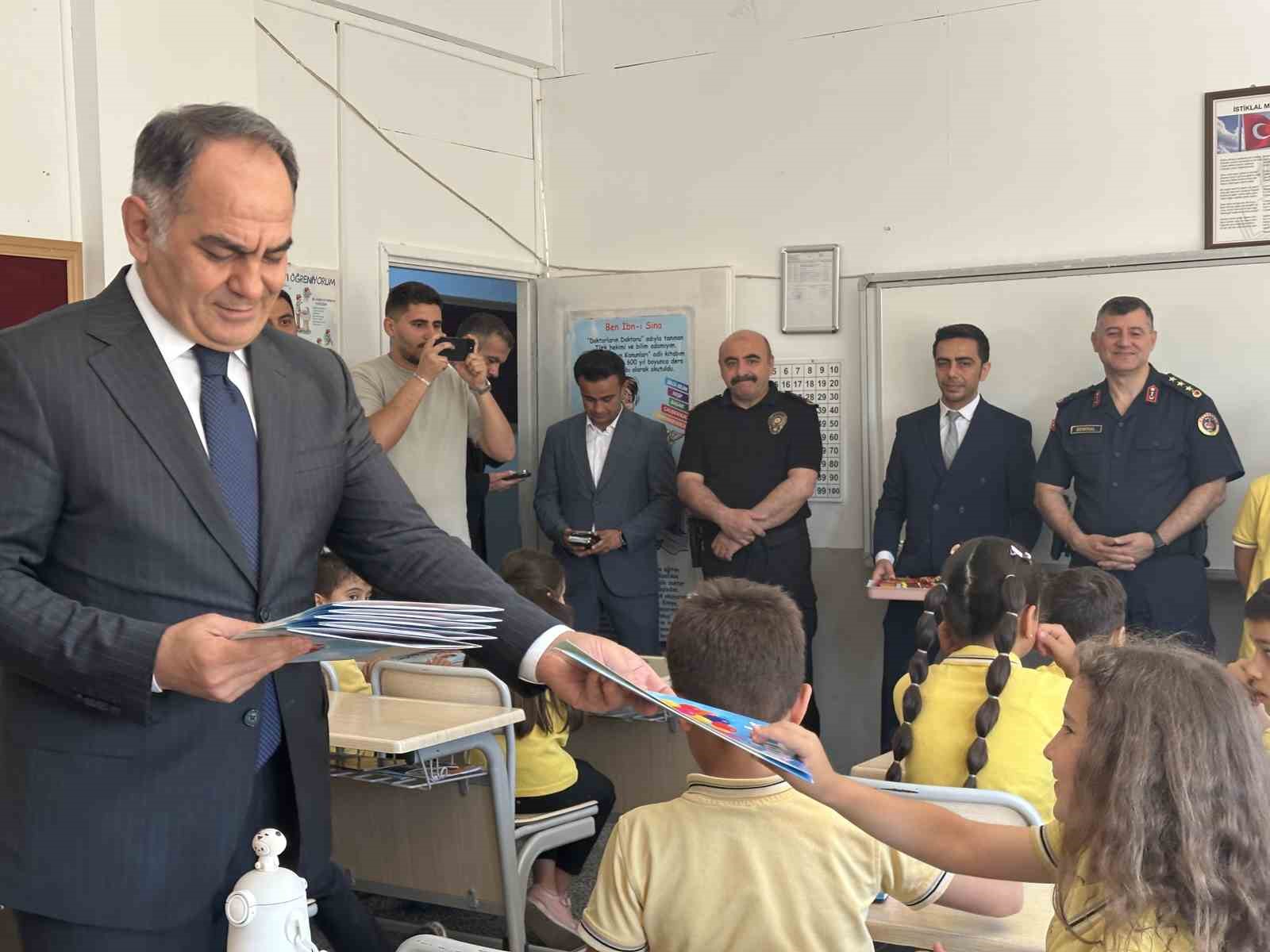 Çankırı’da öğrenciler karnelerini protokol üyelerinden aldı