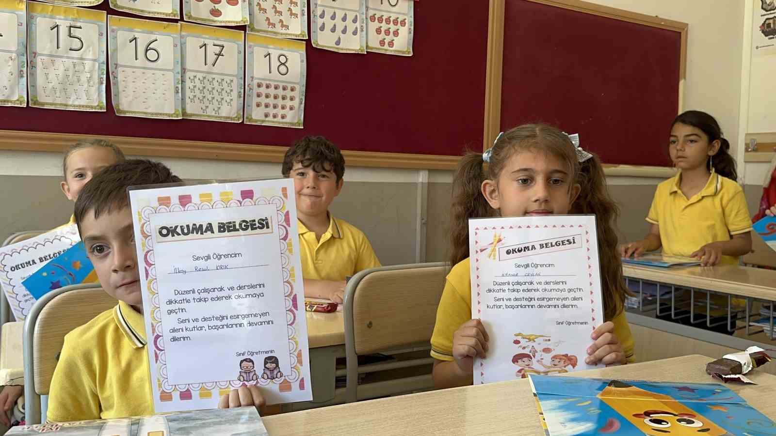 Çankırı’da öğrenciler karnelerini protokol üyelerinden aldı