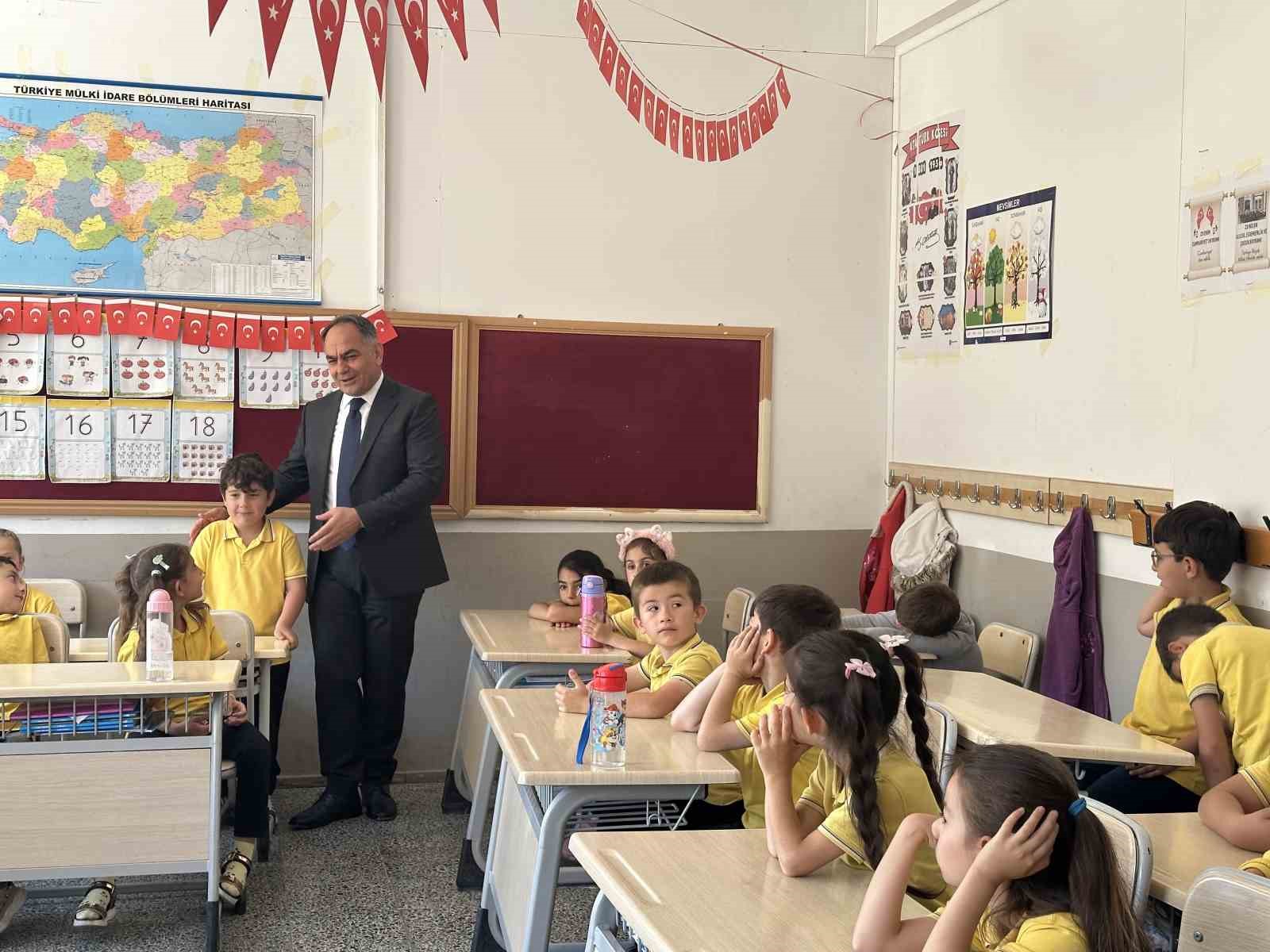 Çankırı’da öğrenciler karnelerini protokol üyelerinden aldı