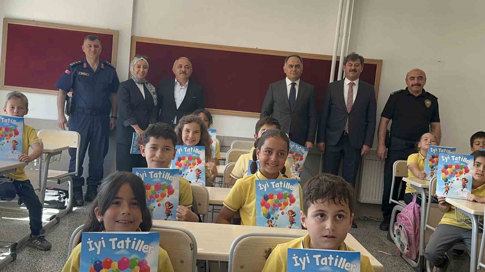 Çankırı’da öğrenciler karnelerini protokol üyelerinden aldı