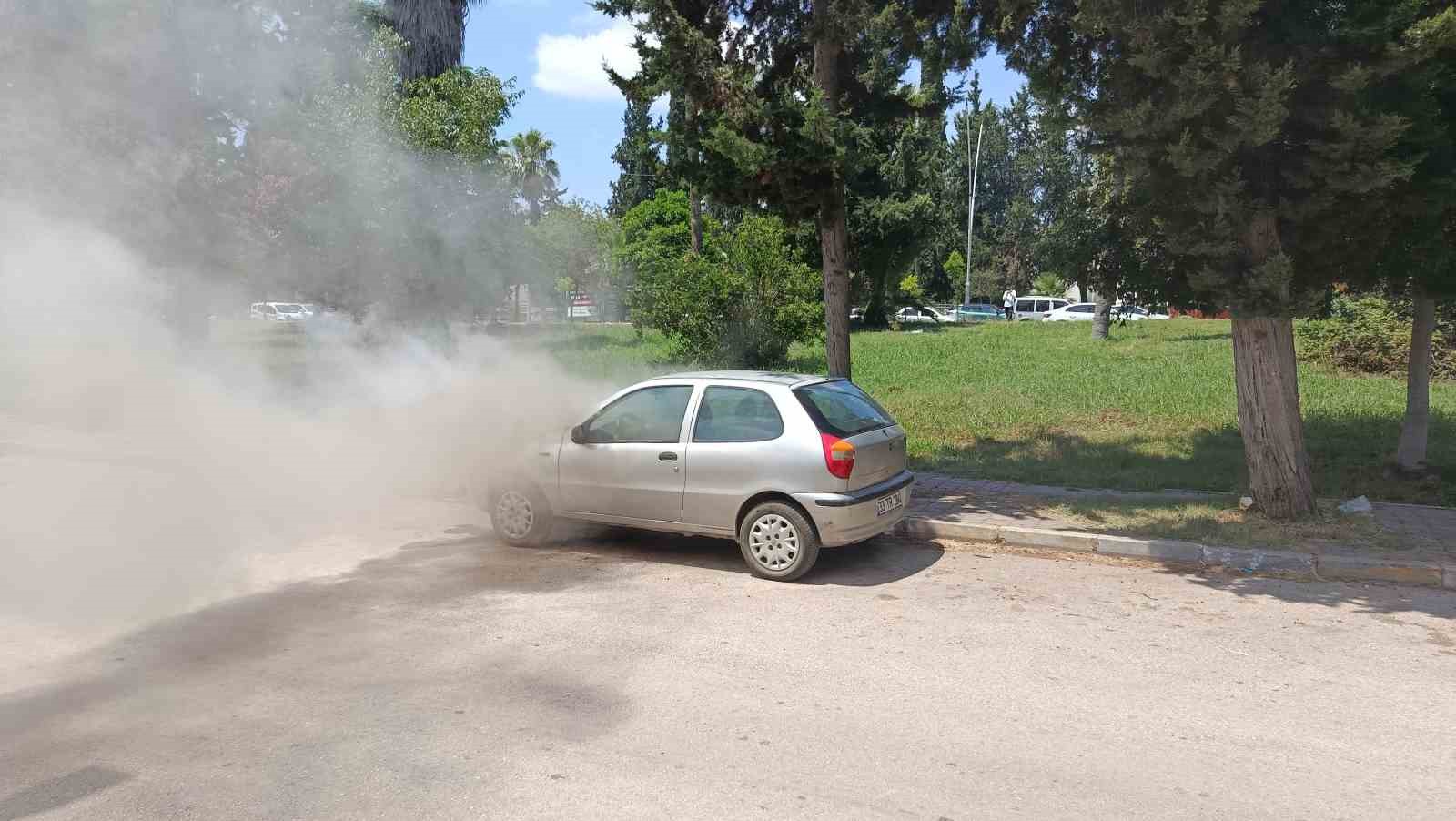 Park halinde yanan otomobil kullanılmaz hale geldi