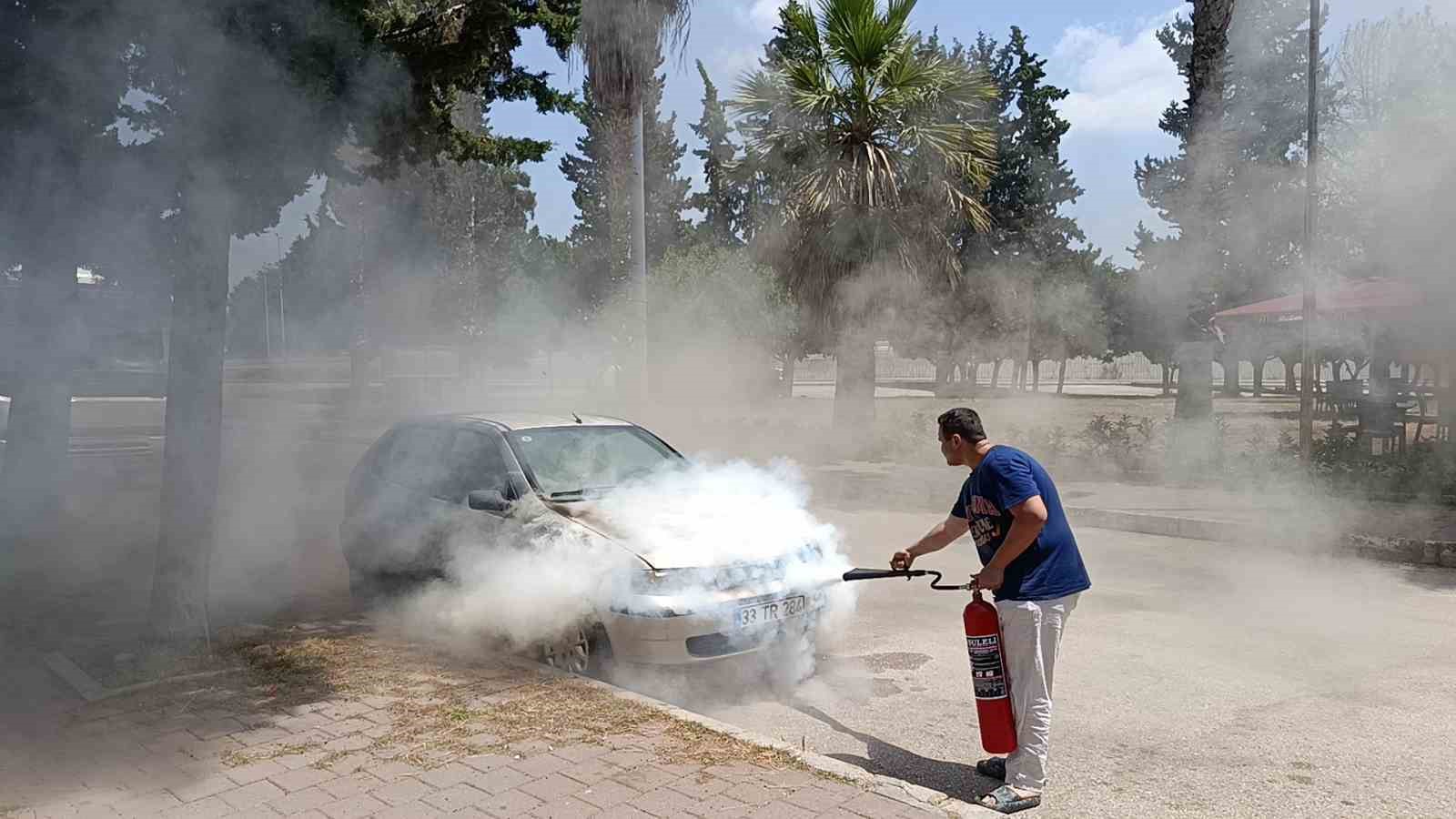 Park halinde yanan otomobil kullanılmaz hale geldi