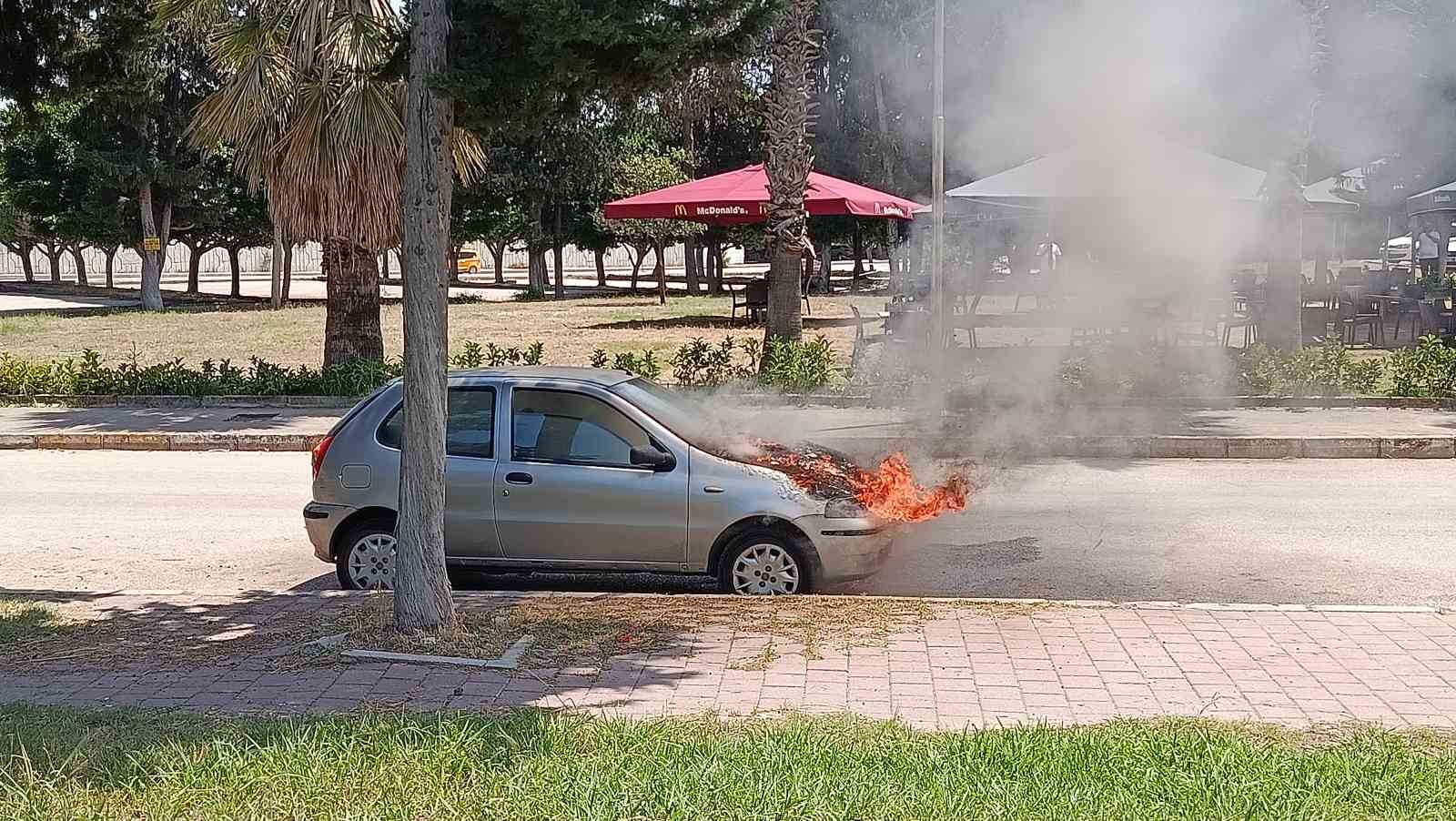 Park halinde yanan otomobil kullanılmaz hale geldi