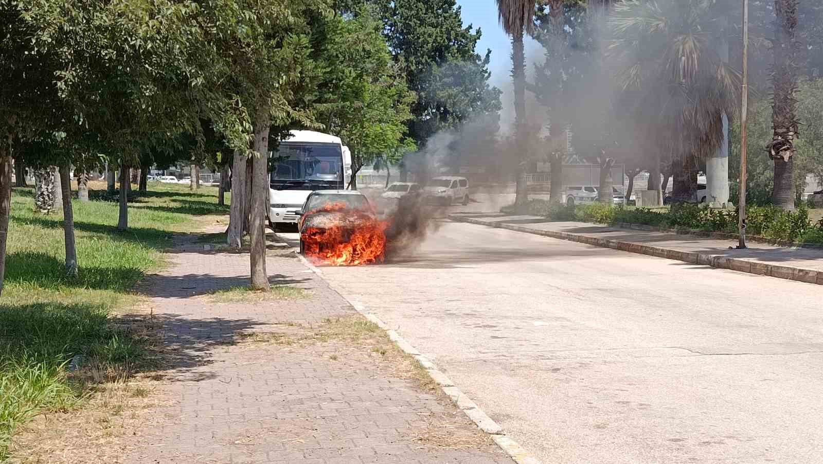 Park halinde yanan otomobil kullanılmaz hale geldi