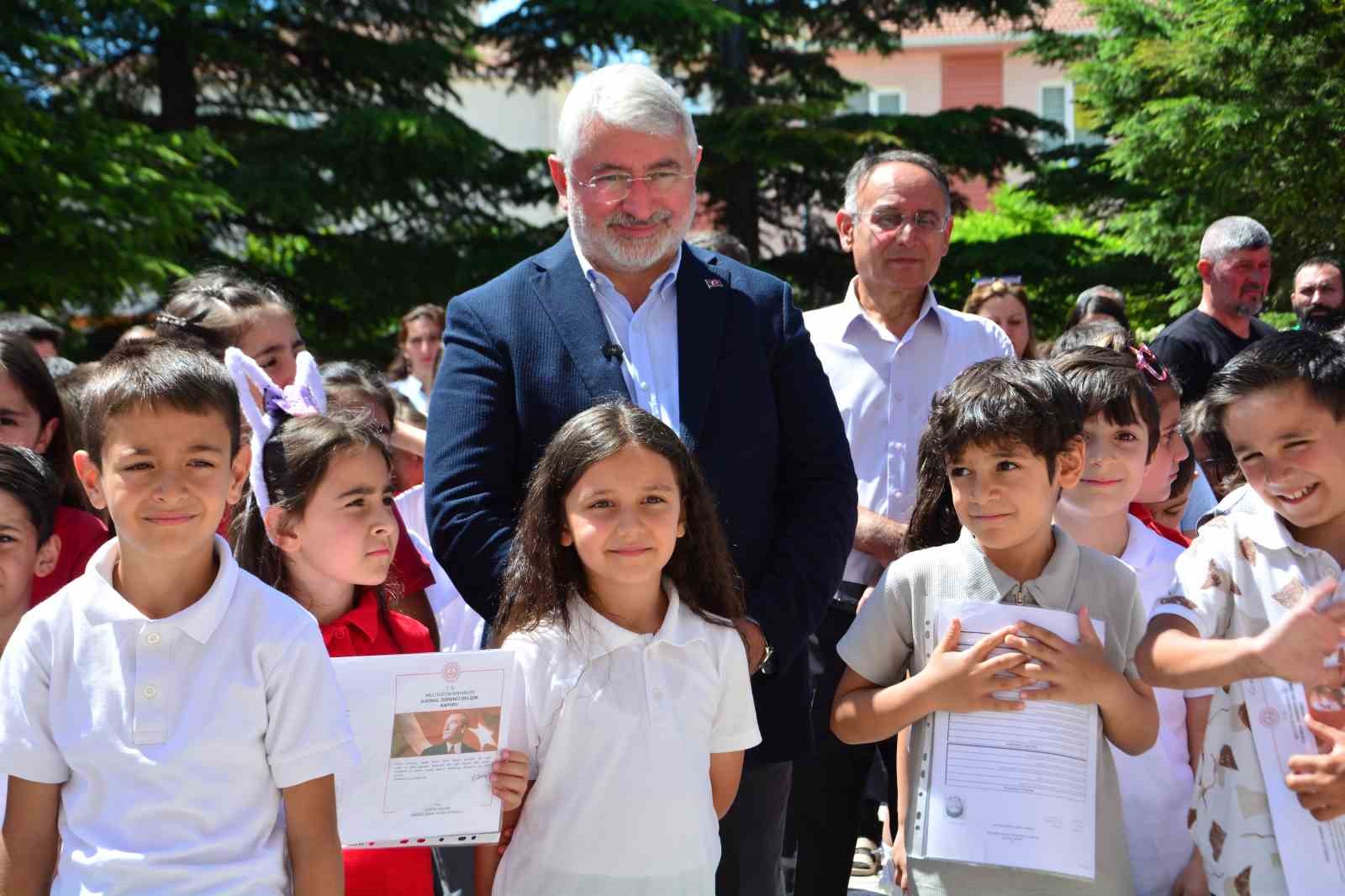 Çorum’da 83 bin 402 öğrenci karne heyecanı yaşadı.