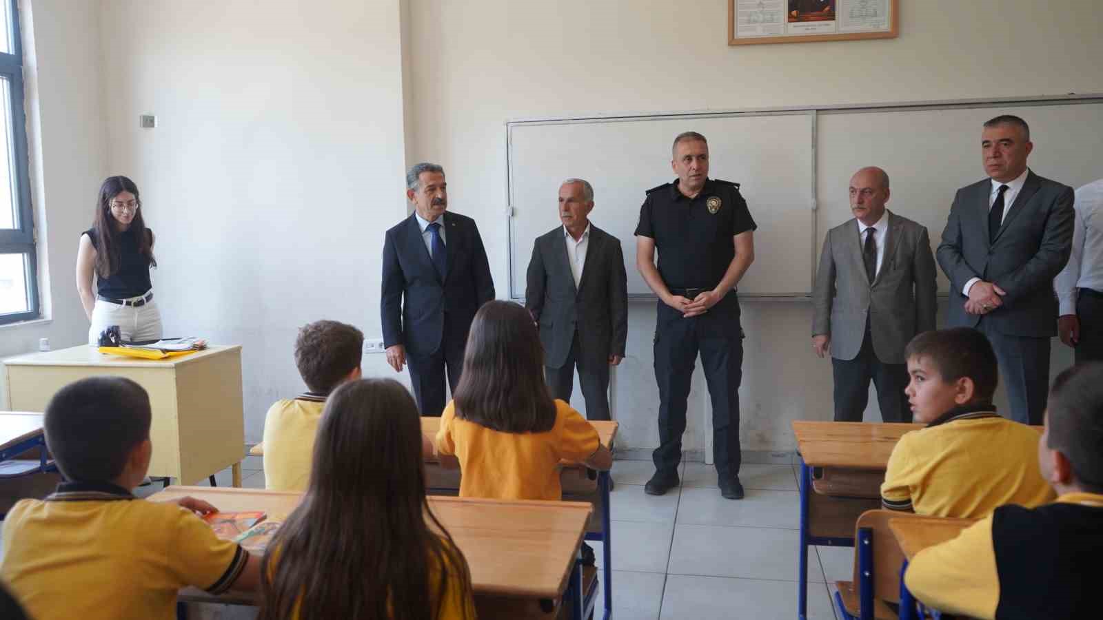 Şırnak’ta 152 bin öğrenci karne heyecanı yaşadı