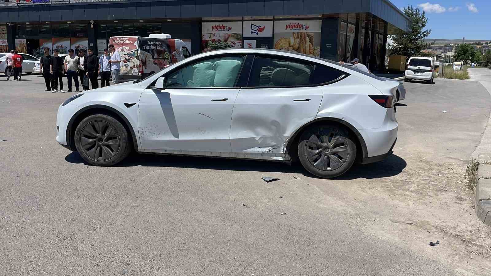 Sivas’ta otomobiller çarpıştı: 3 yaralı