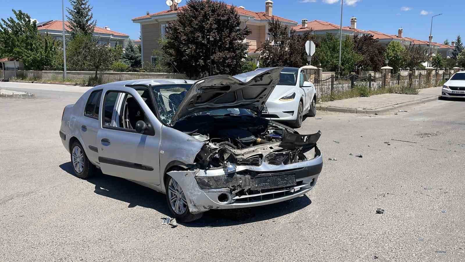 Sivas’ta otomobiller çarpıştı: 3 yaralı
