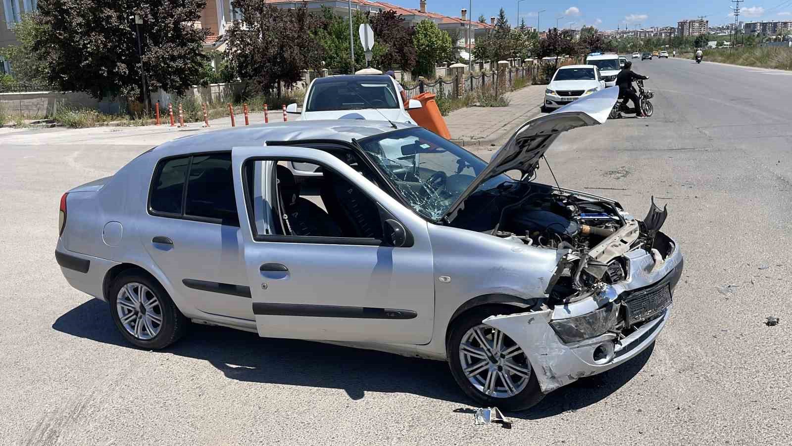 Sivas’ta otomobiller çarpıştı: 3 yaralı