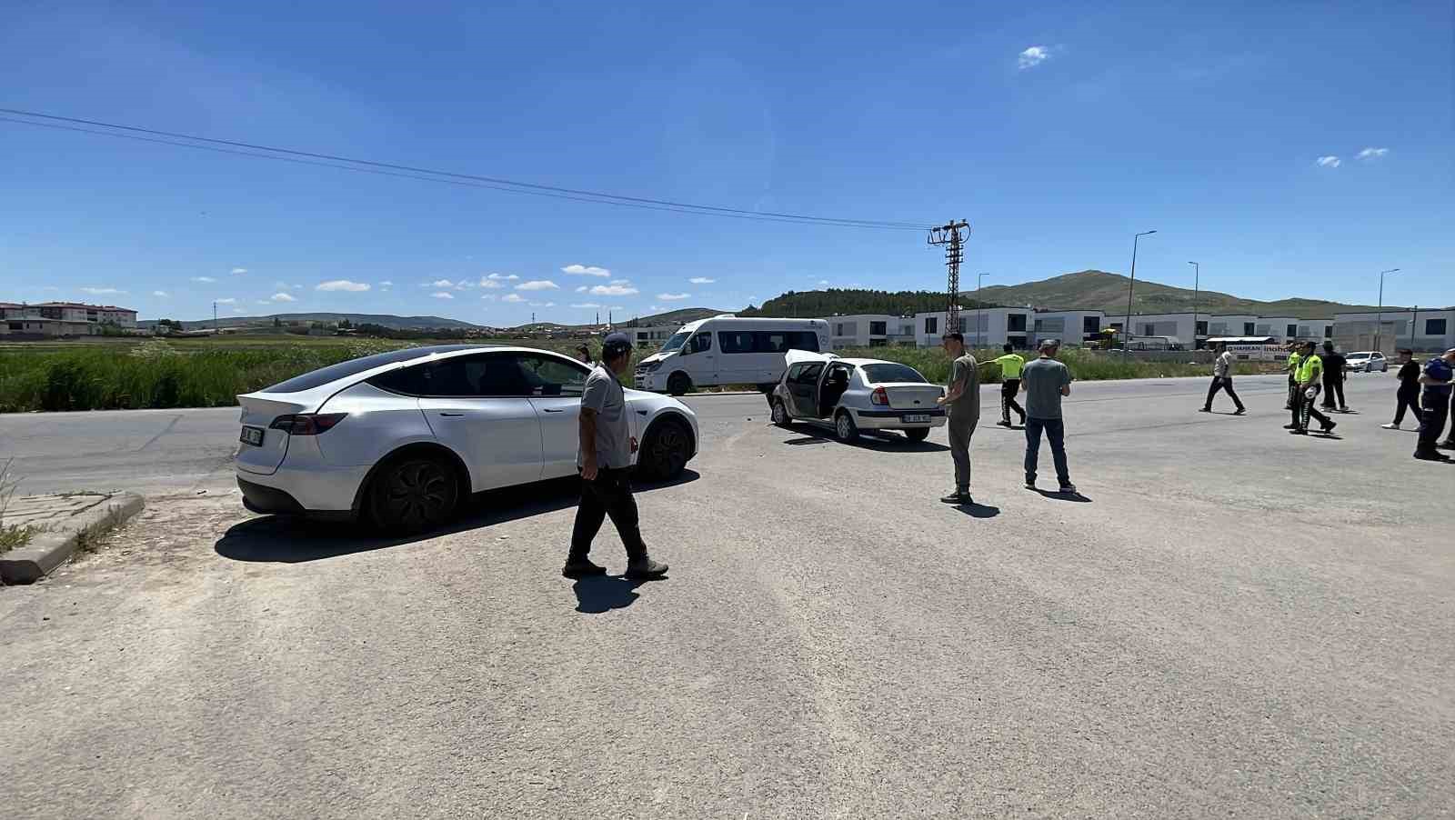 Sivas’ta otomobiller çarpıştı: 3 yaralı