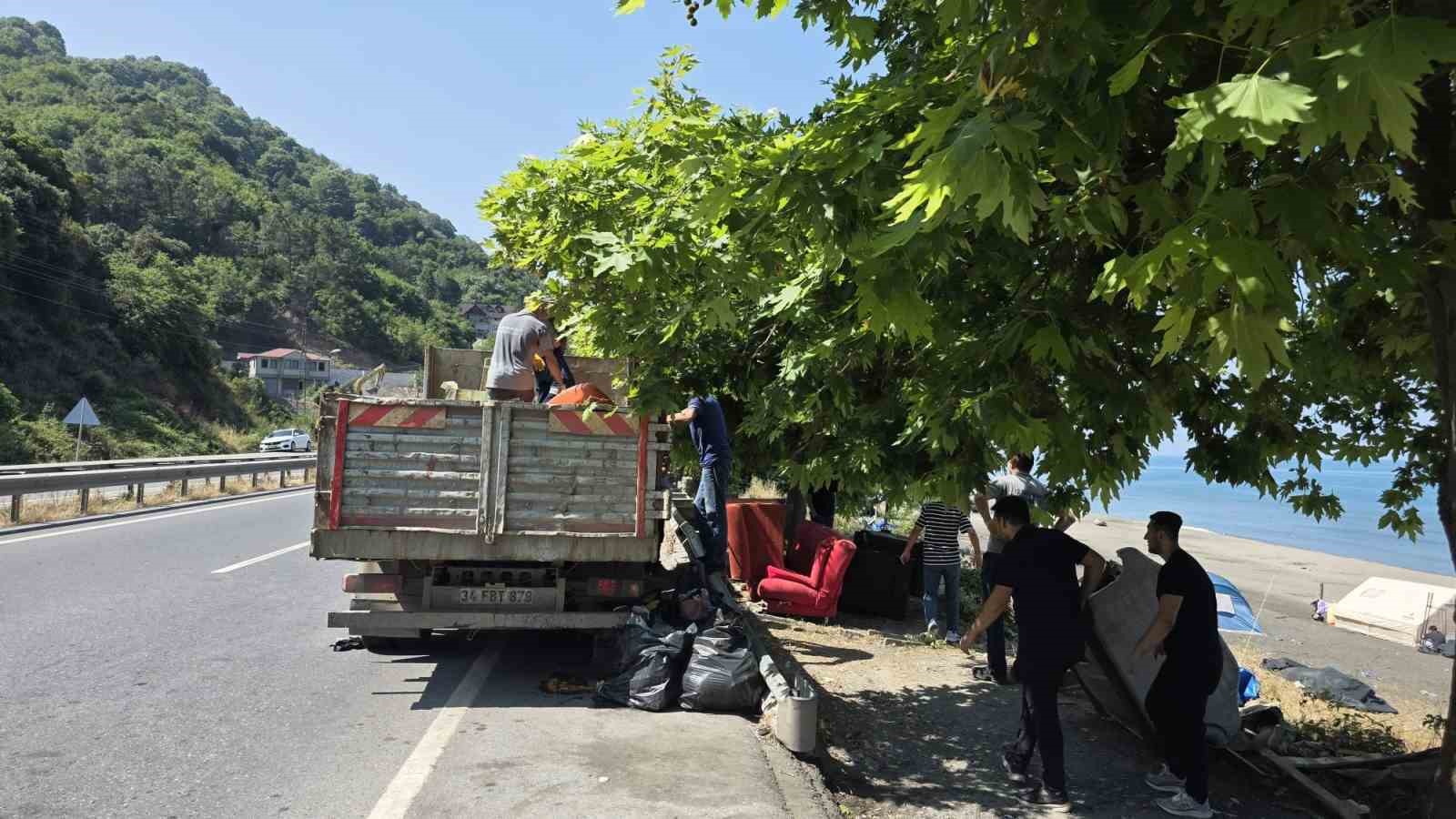 Plajdaki çadır ve barakalar kaldırıldı