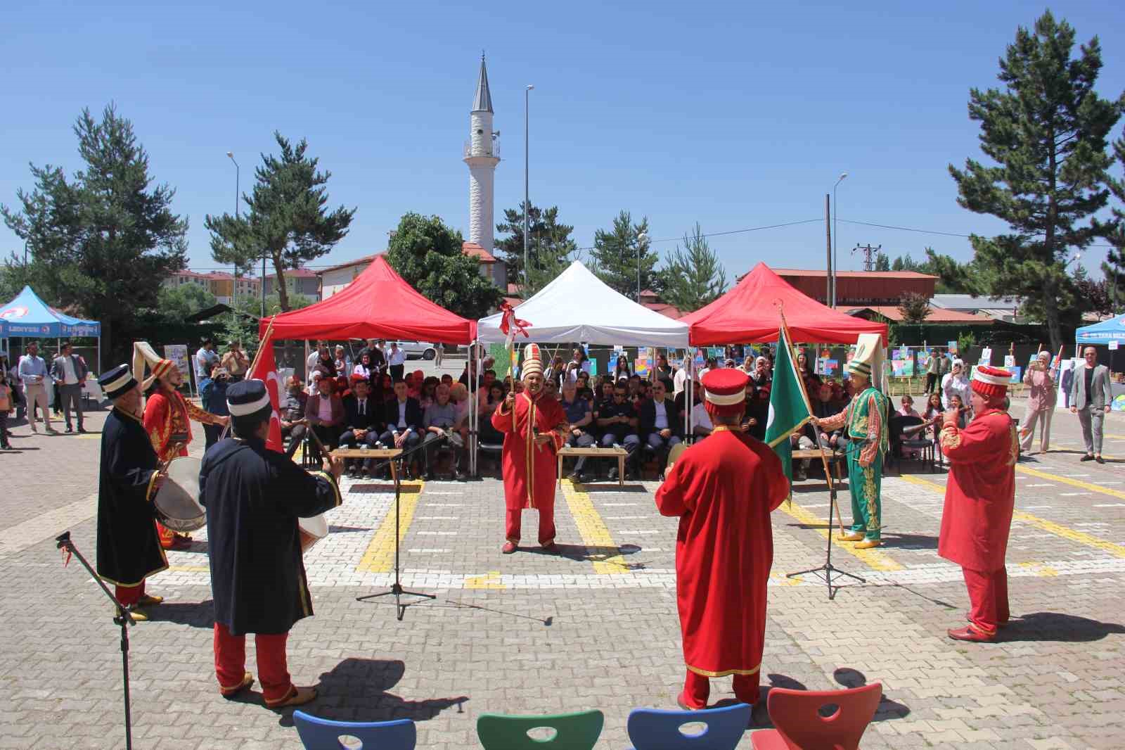Sivas’ta öğrenciler okula güle oynaya veda etti