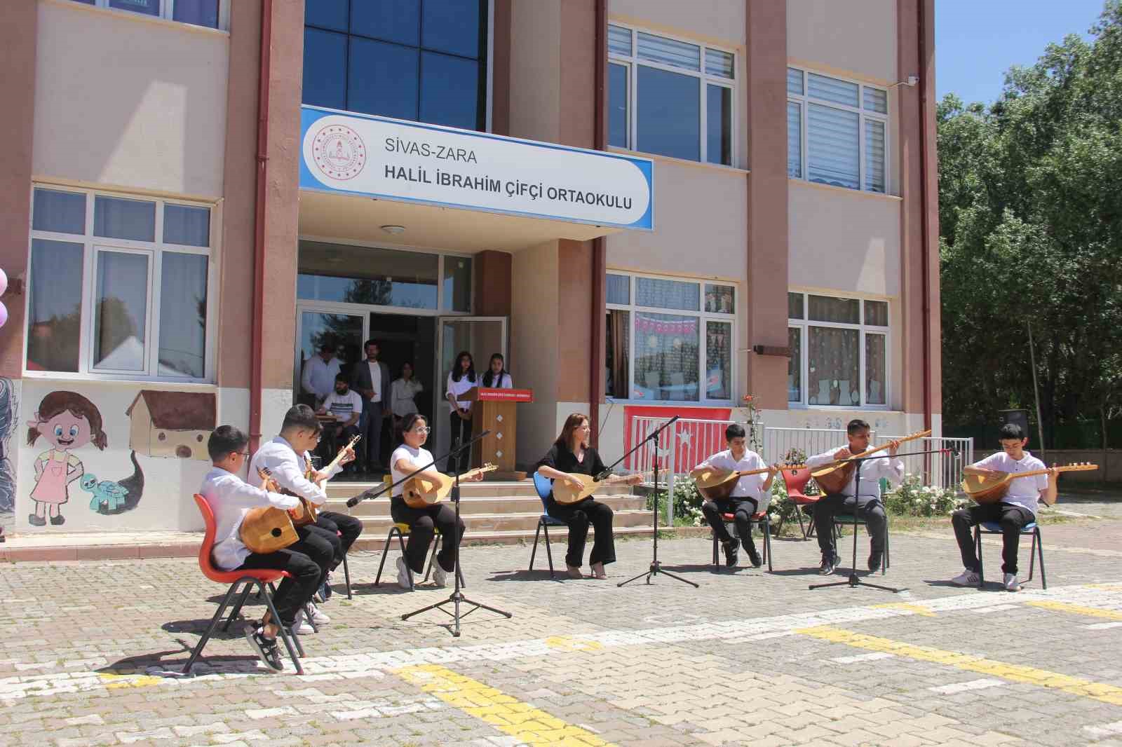 Sivas’ta öğrenciler okula güle oynaya veda etti