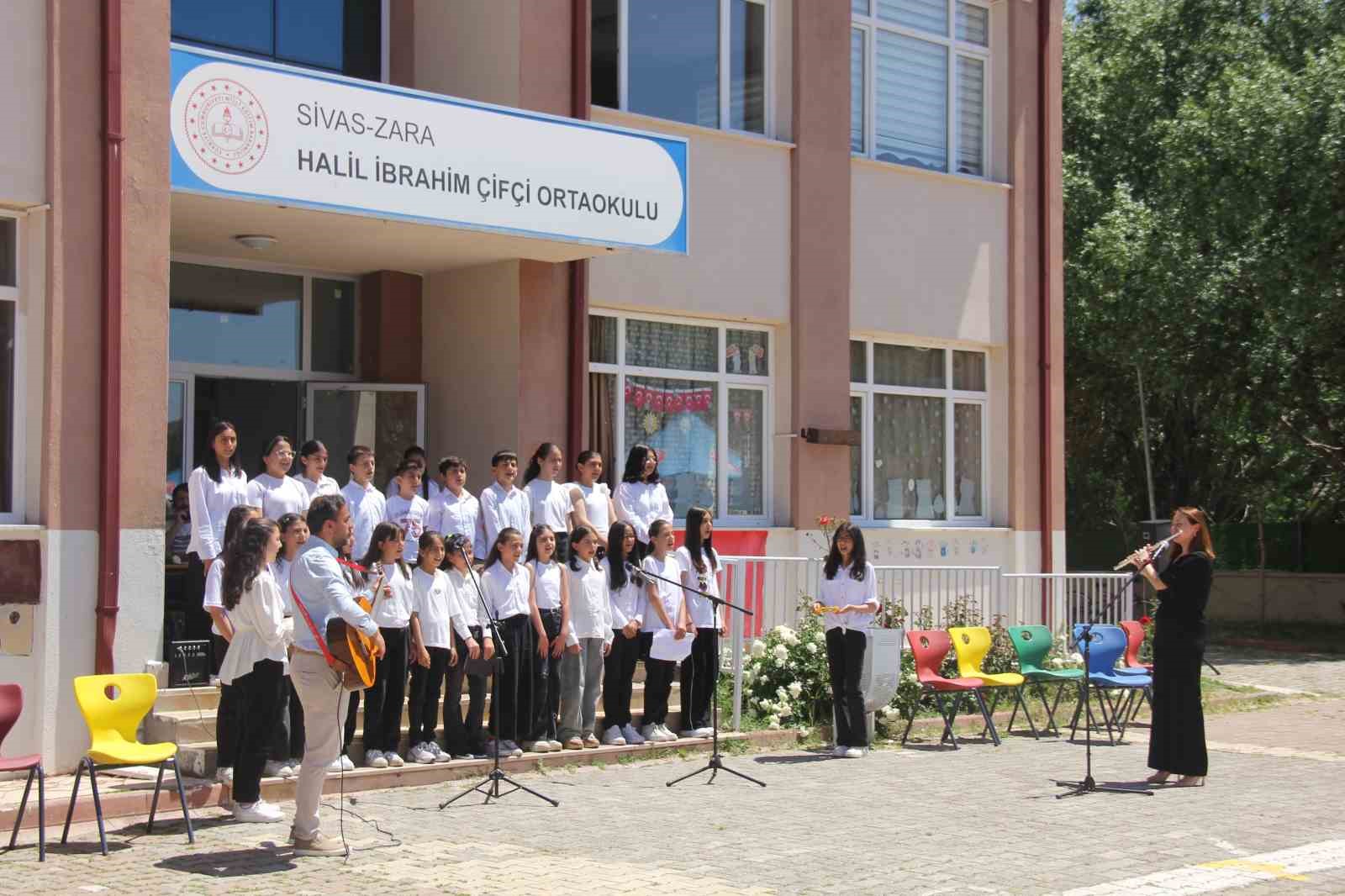 Sivas’ta öğrenciler okula güle oynaya veda etti