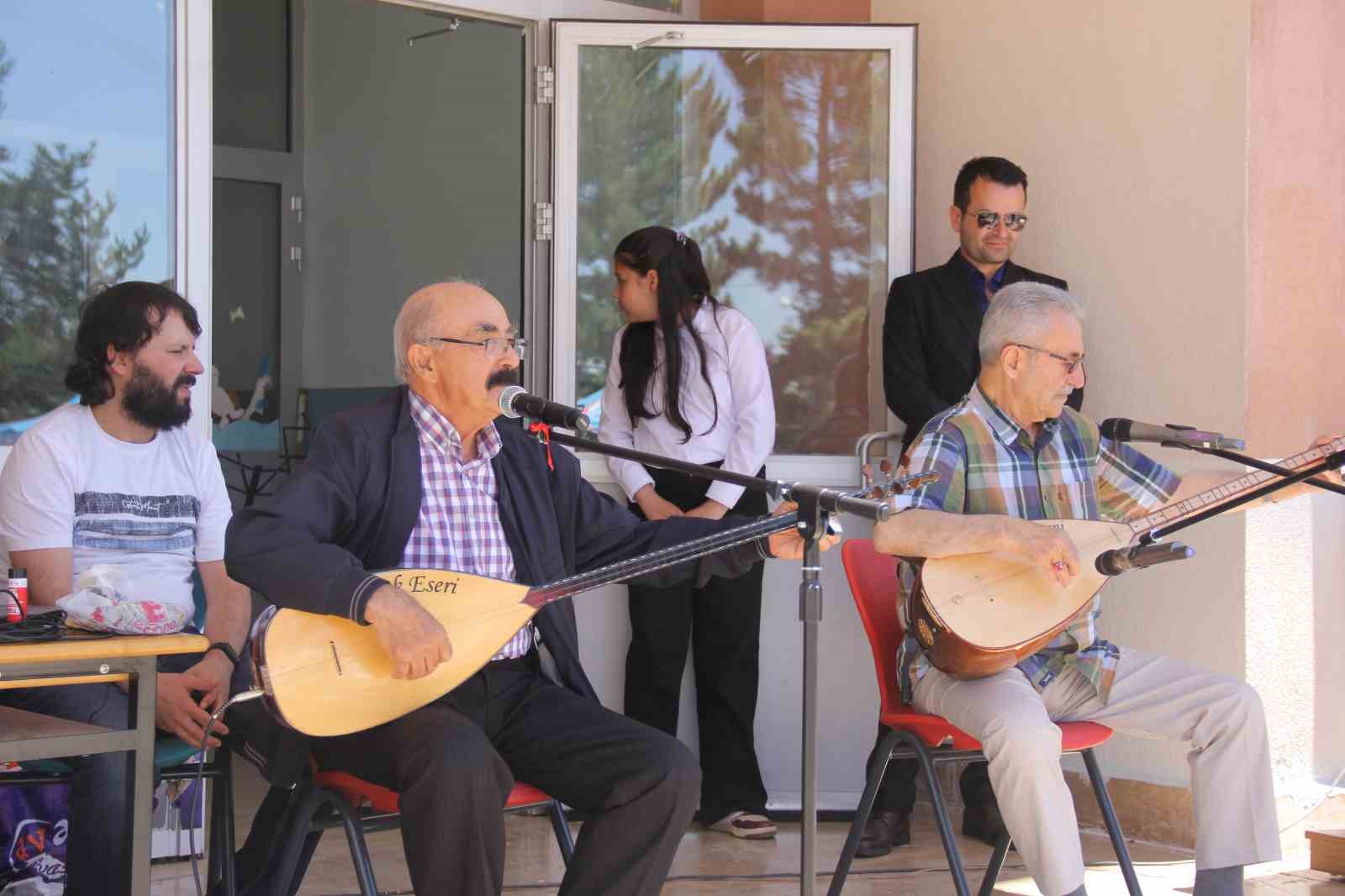 Sivas’ta öğrenciler okula güle oynaya veda etti