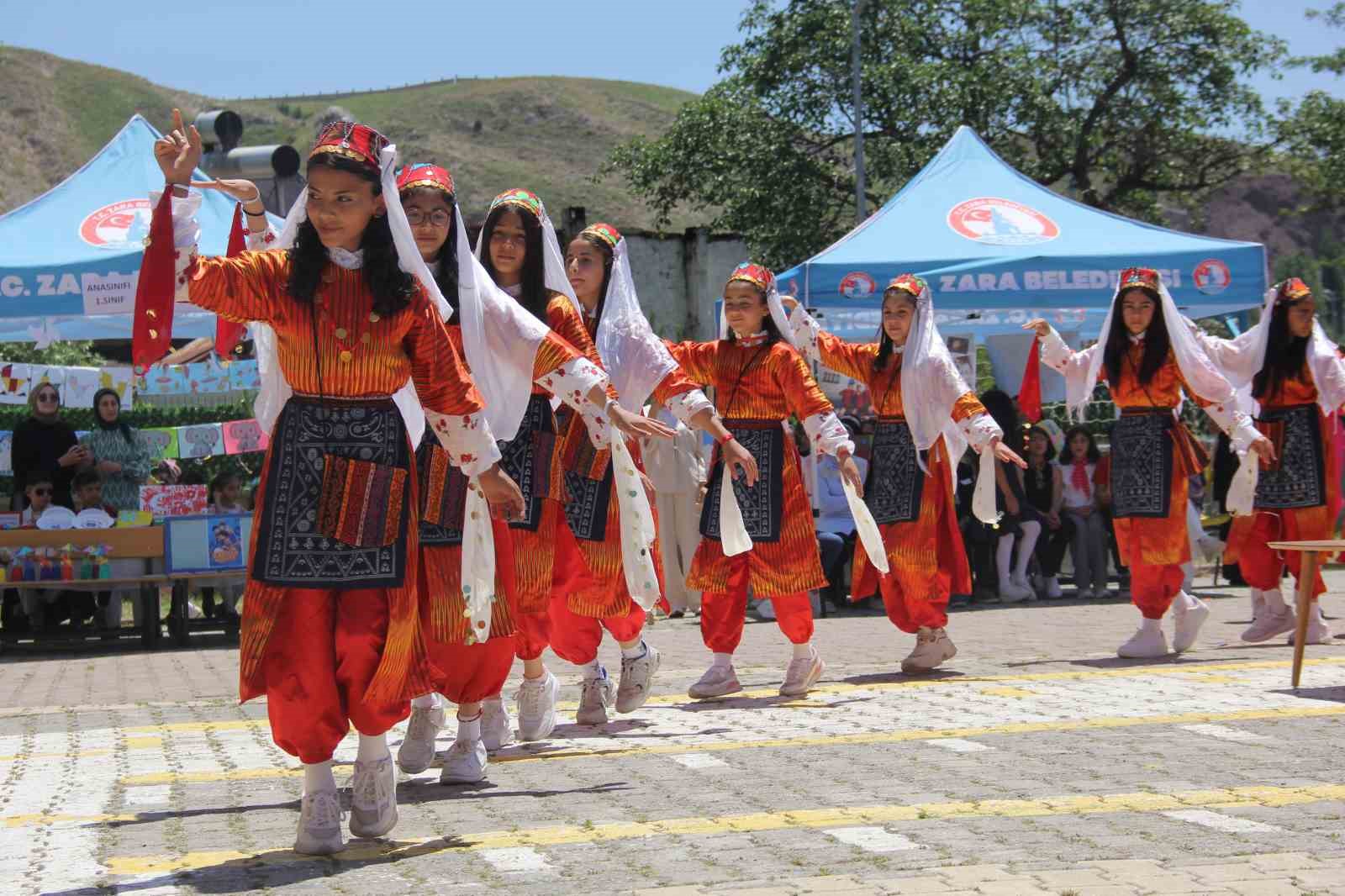 Sivas’ta öğrenciler okula güle oynaya veda etti