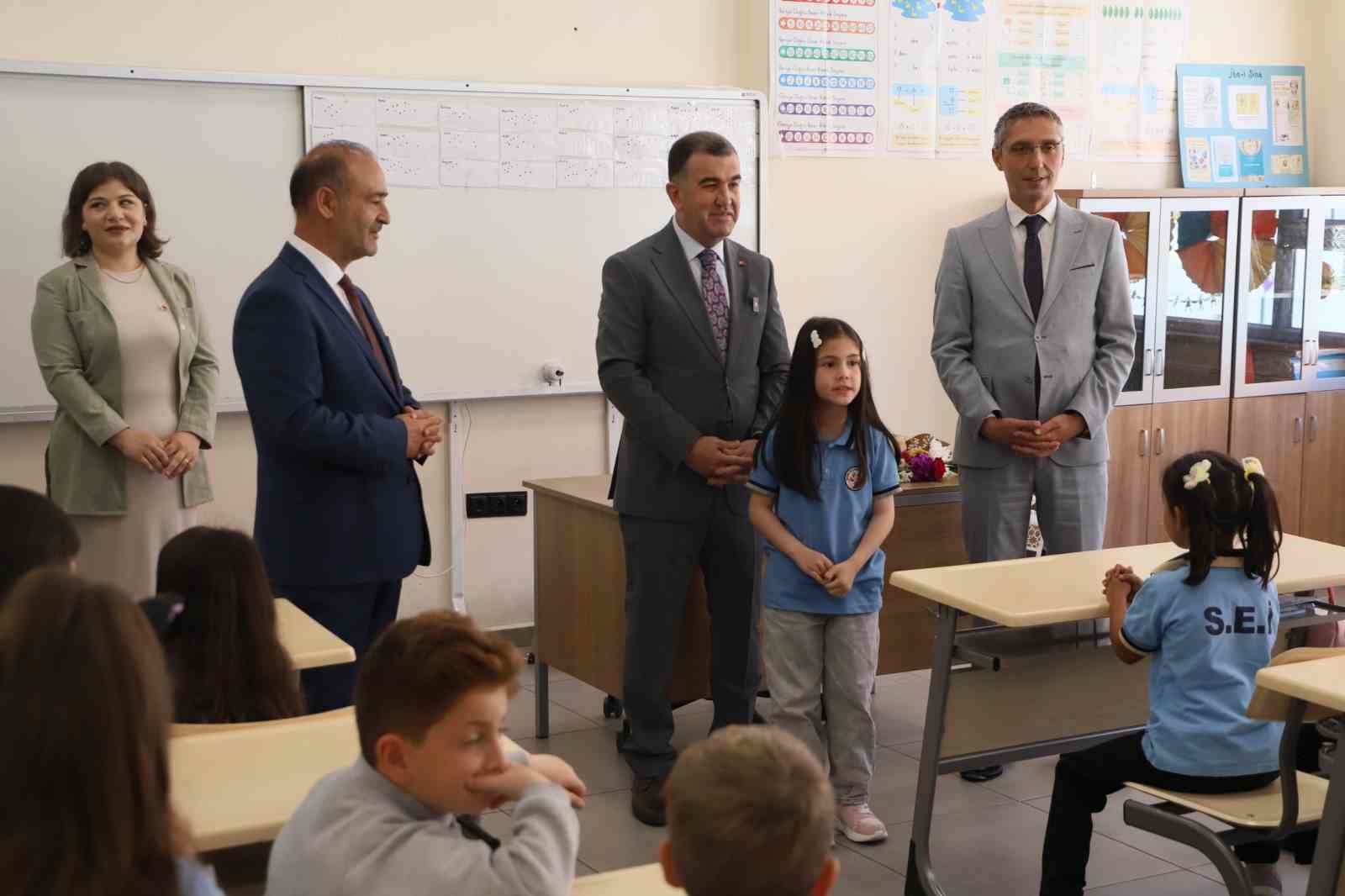 Bayburt’ta 14 bin 537 öğrenci karne heyecanı yaşadı
