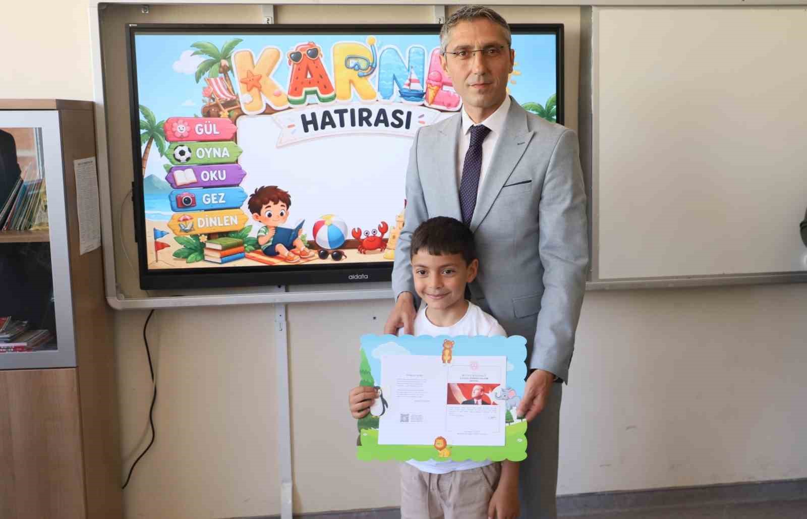 Bayburt’ta 14 bin 537 öğrenci karne heyecanı yaşadı