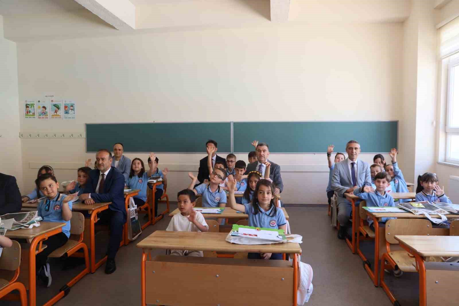 Bayburt’ta 14 bin 537 öğrenci karne heyecanı yaşadı