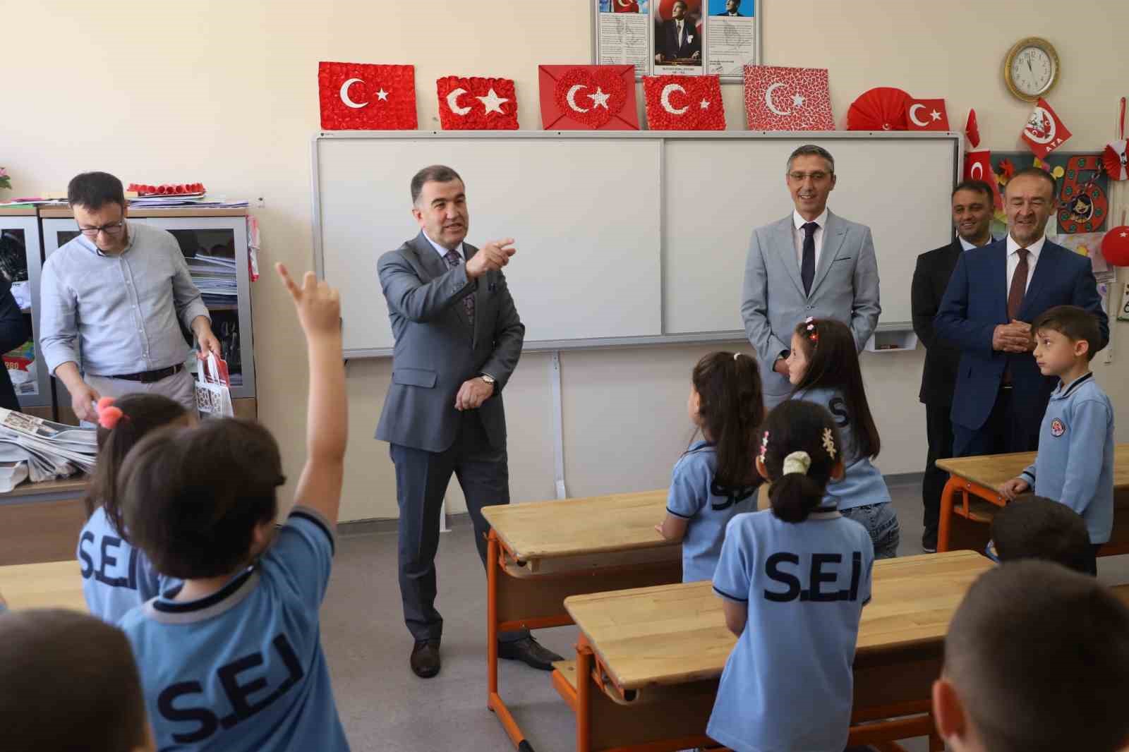 Bayburt’ta 14 bin 537 öğrenci karne heyecanı yaşadı