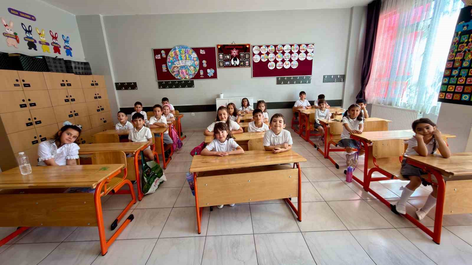 Yaklaşık 18 milyon öğrenci karnelerini alarak yaz tatiline girdi