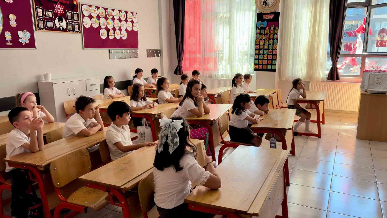 Yaklaşık 18 milyon öğrenci karnelerini alarak yaz tatiline girdi