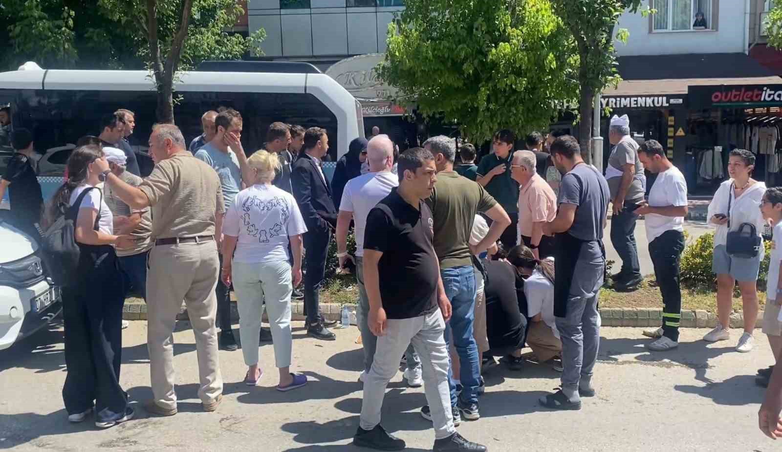 Takdir belgesi sevinci hastanede bitti: Yolun karşısına geçerken otomobil çarptı