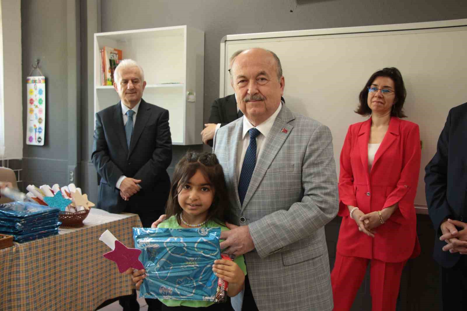 Uşak’ta 64 bin 344 öğrenci karne sevinci yaşadı