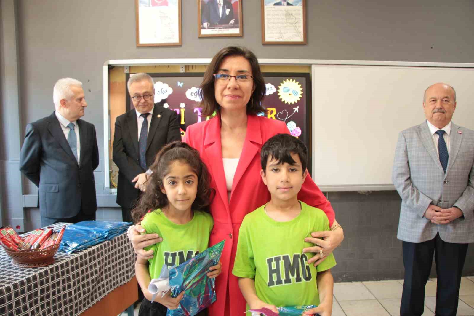 Uşak’ta 64 bin 344 öğrenci karne sevinci yaşadı