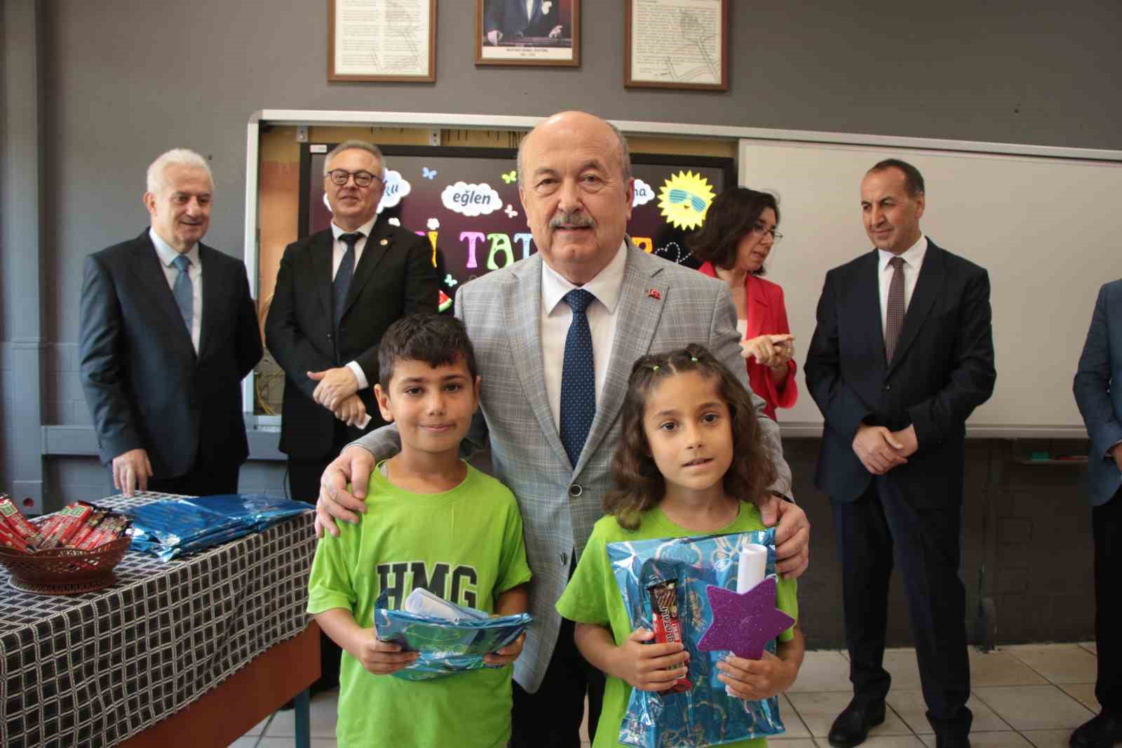 Uşak’ta 64 bin 344 öğrenci karne sevinci yaşadı