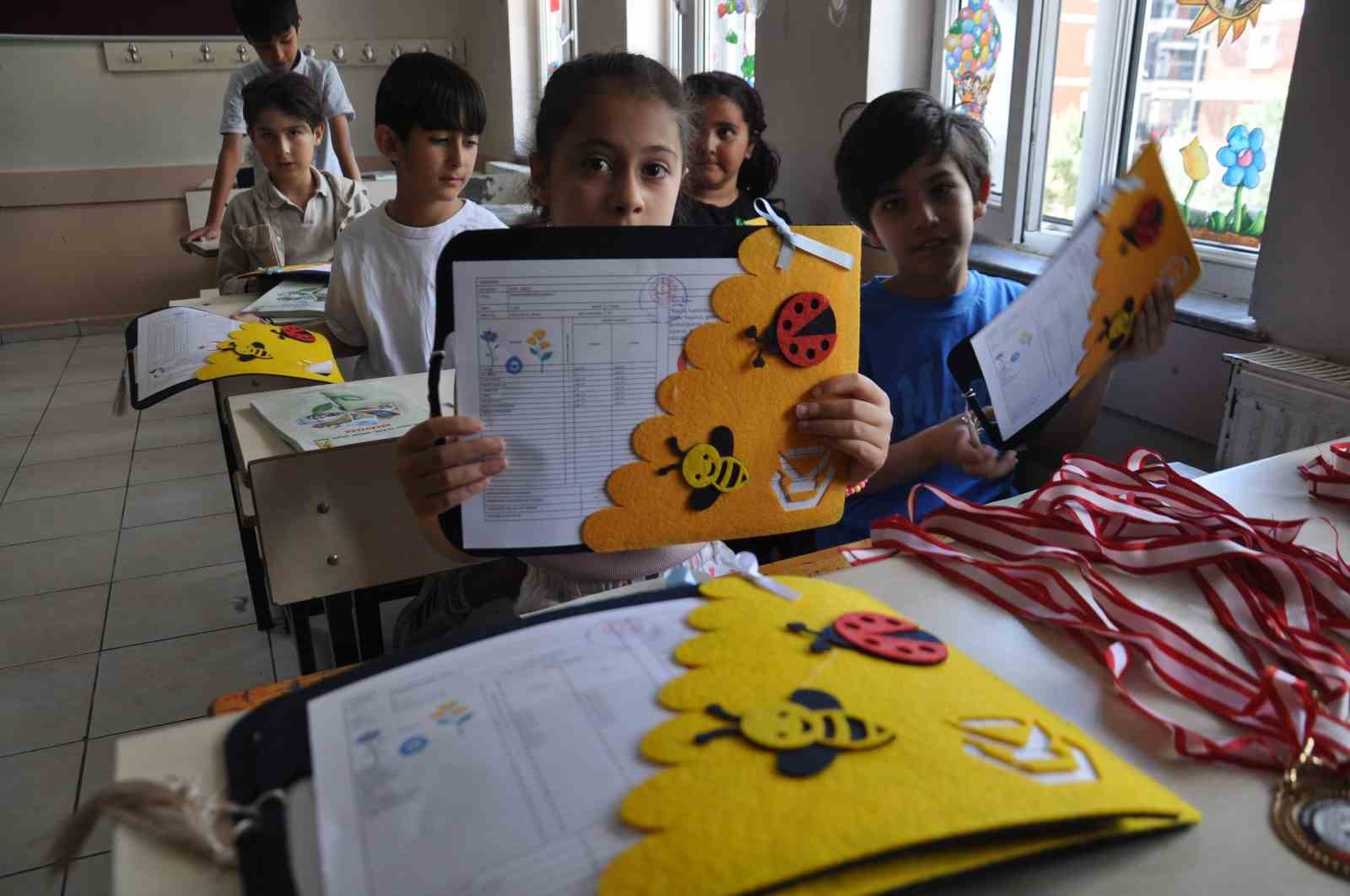 Kars’ta 53 bin 676 öğrenci karne sevinci yaşadı, yaz tatili başladı