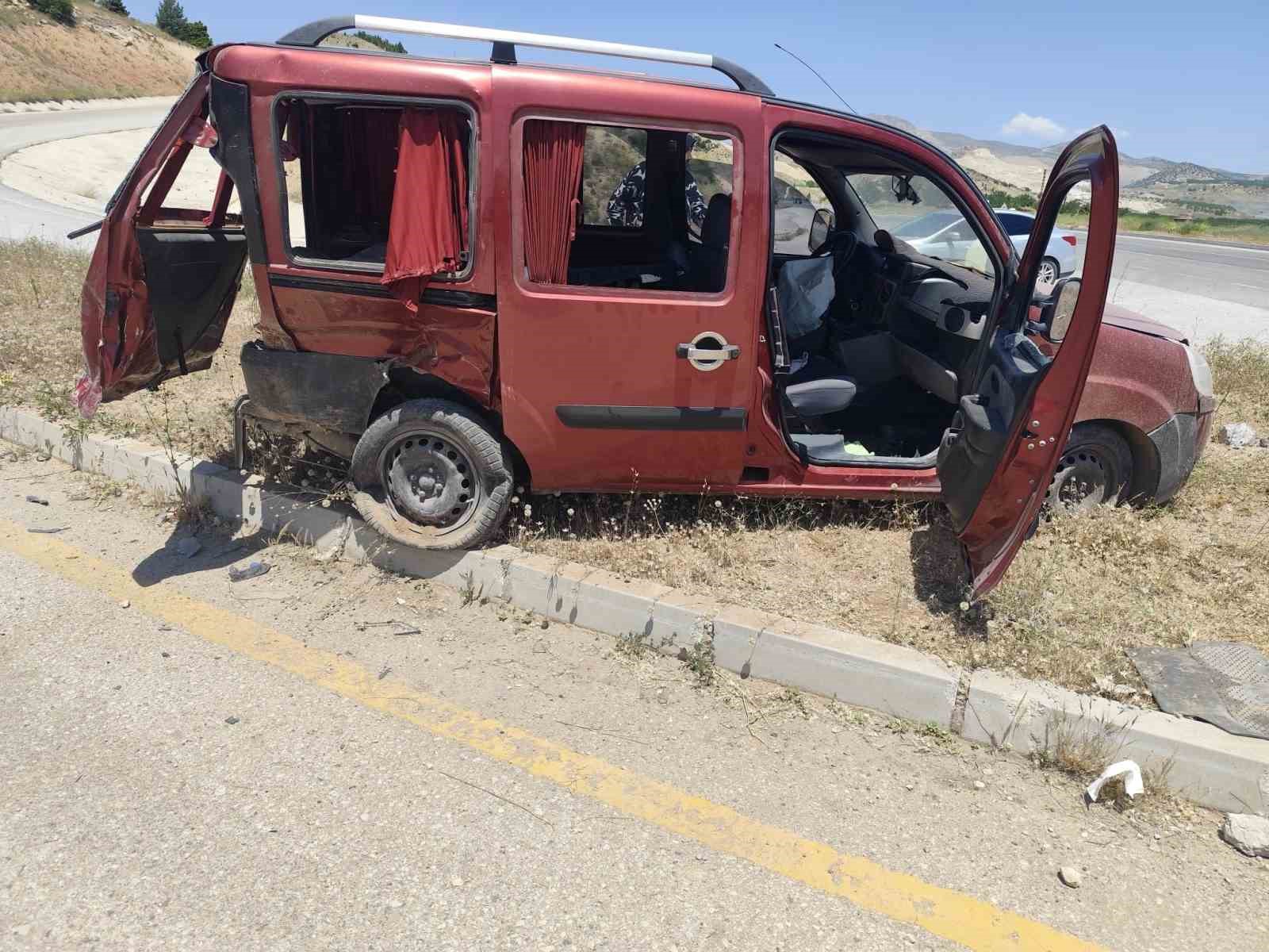 Malatya’da iki aracın çarpıştığı kaza kamerada: 4 yaralı