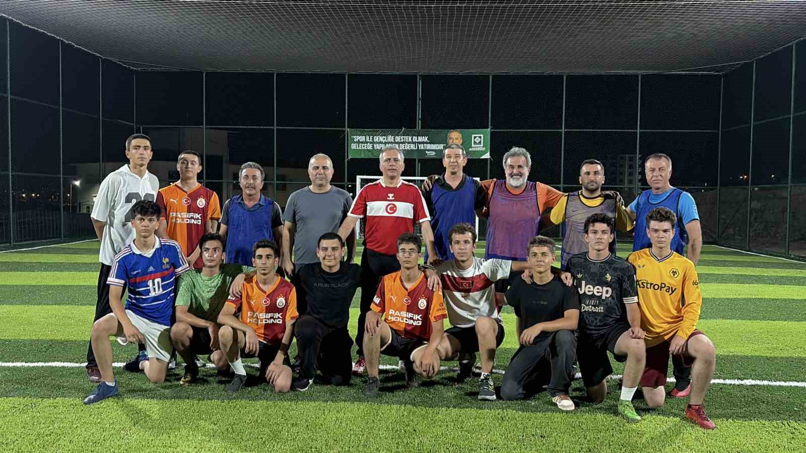 Başkan Çenet, söz verdiği halı sahayı tamamlayıp öğrencilerle sahaya çıktı