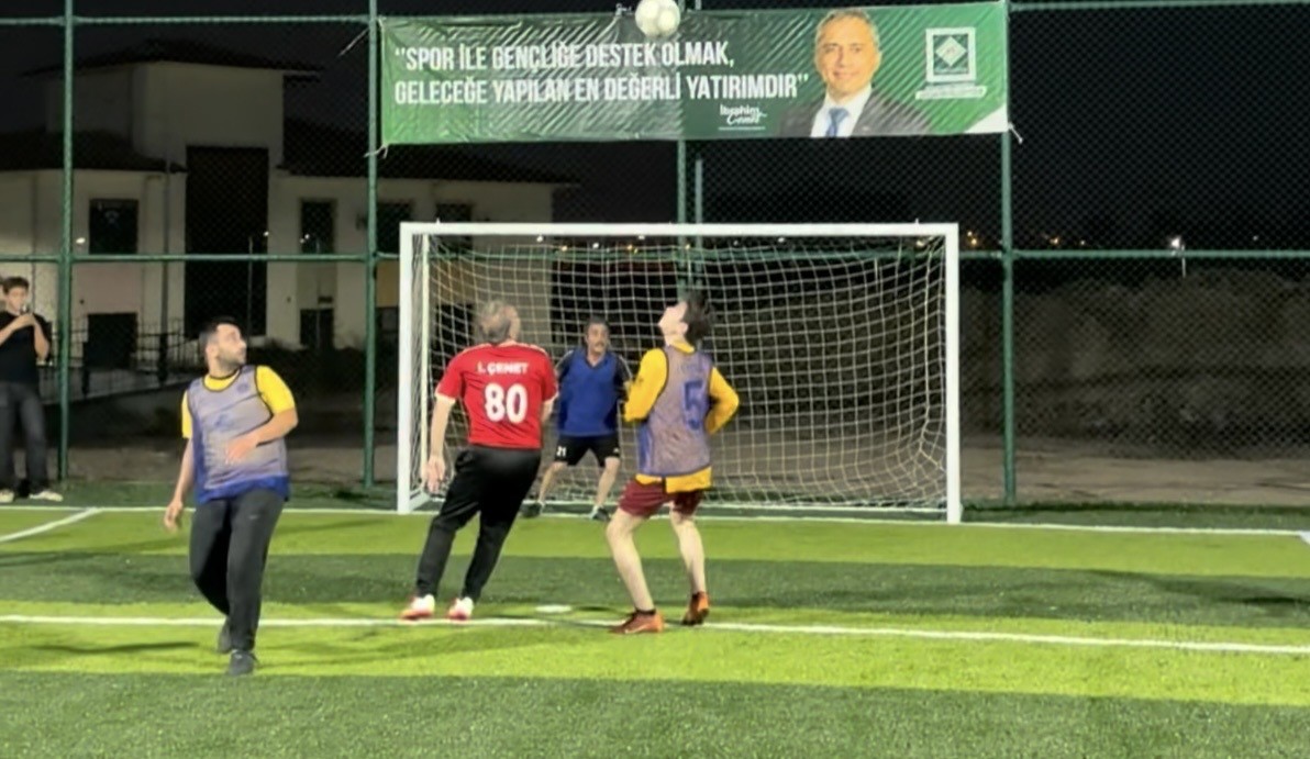 Başkan Çenet, söz verdiği halı sahayı tamamlayıp öğrencilerle sahaya çıktı
