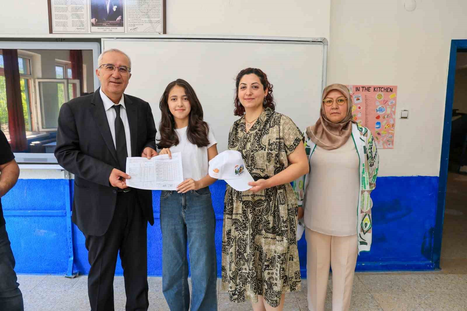 Başkan Arslan öğrencilerin karne heyecanına ortak oldu