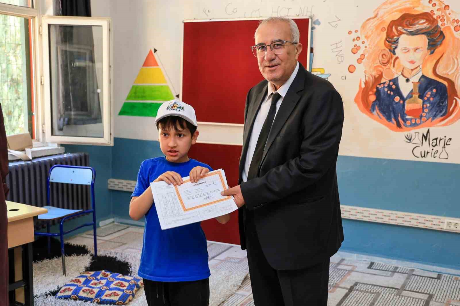Başkan Arslan öğrencilerin karne heyecanına ortak oldu