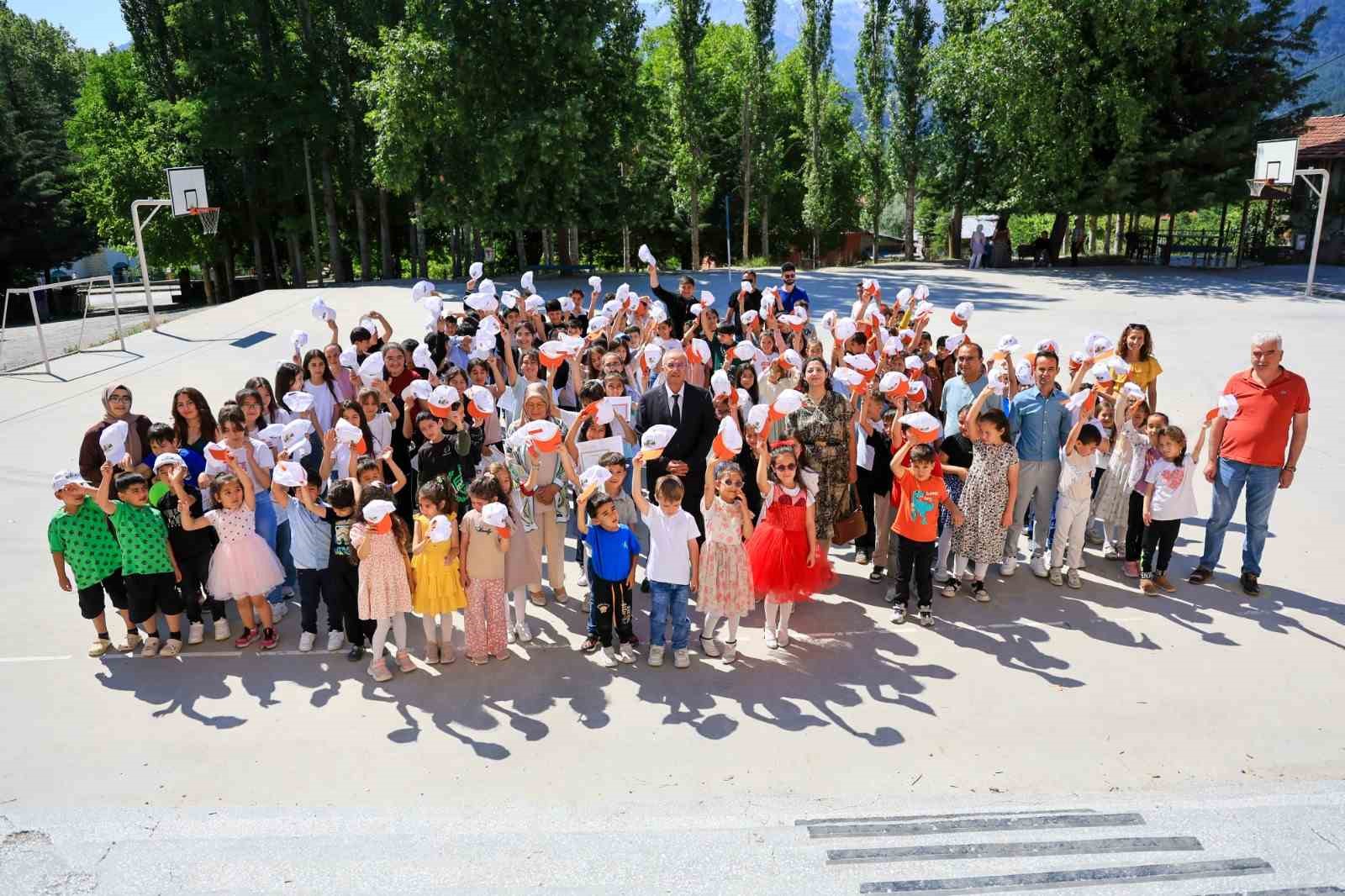 Başkan Arslan öğrencilerin karne heyecanına ortak oldu